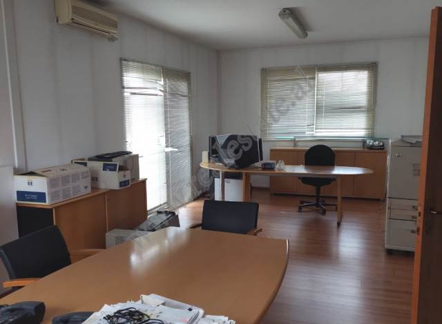 Ambient zyre me qera ne rrugen Mustafa Matohiti ne Tirane.
Pozicionohet ne katin e trete te nje nde